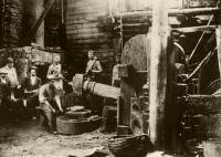 89. Une manufacture: l’int�rieur de la basse-forge L�ntzky, avec presse à fer, à Szentkeresztb�nya, au d�but du siècle