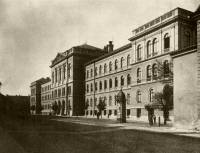 97. Le bâtiment central de l’universit� de Kolozsv�r vers 1900