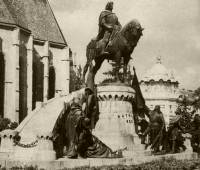 101. La statue �questre du roi Mathias sur la grande place de Kolozsv�r, par J�nos Fadrusz, 1902