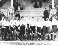 Az els� magyar labdar�g�csapat, a BTC. Balr�l jobbra: Stobbe, Klebersberg, Hars�di, Haj�s, Iszer, Lindner, Ray, Pamasz�der, Ashton, Pesky.